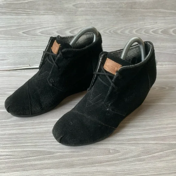 Toms Shoes Toms Womens Size Black Suede Desert Wedge Laceup